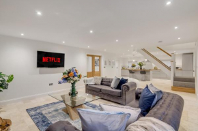 Luxury 6 Bedroom House with Large Garden, Free Parking & Wifi, Fully Equipped Kitchen and an open plan living room - Perfect for Group Holiday Vacation